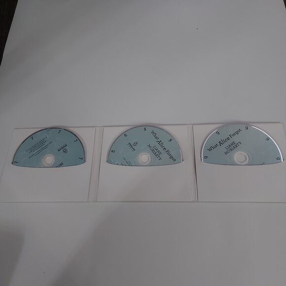 What Alice Forgot Liane Moriarty Mystery Audiobook Listening Book Cozy Winter - Picture 5 of 9